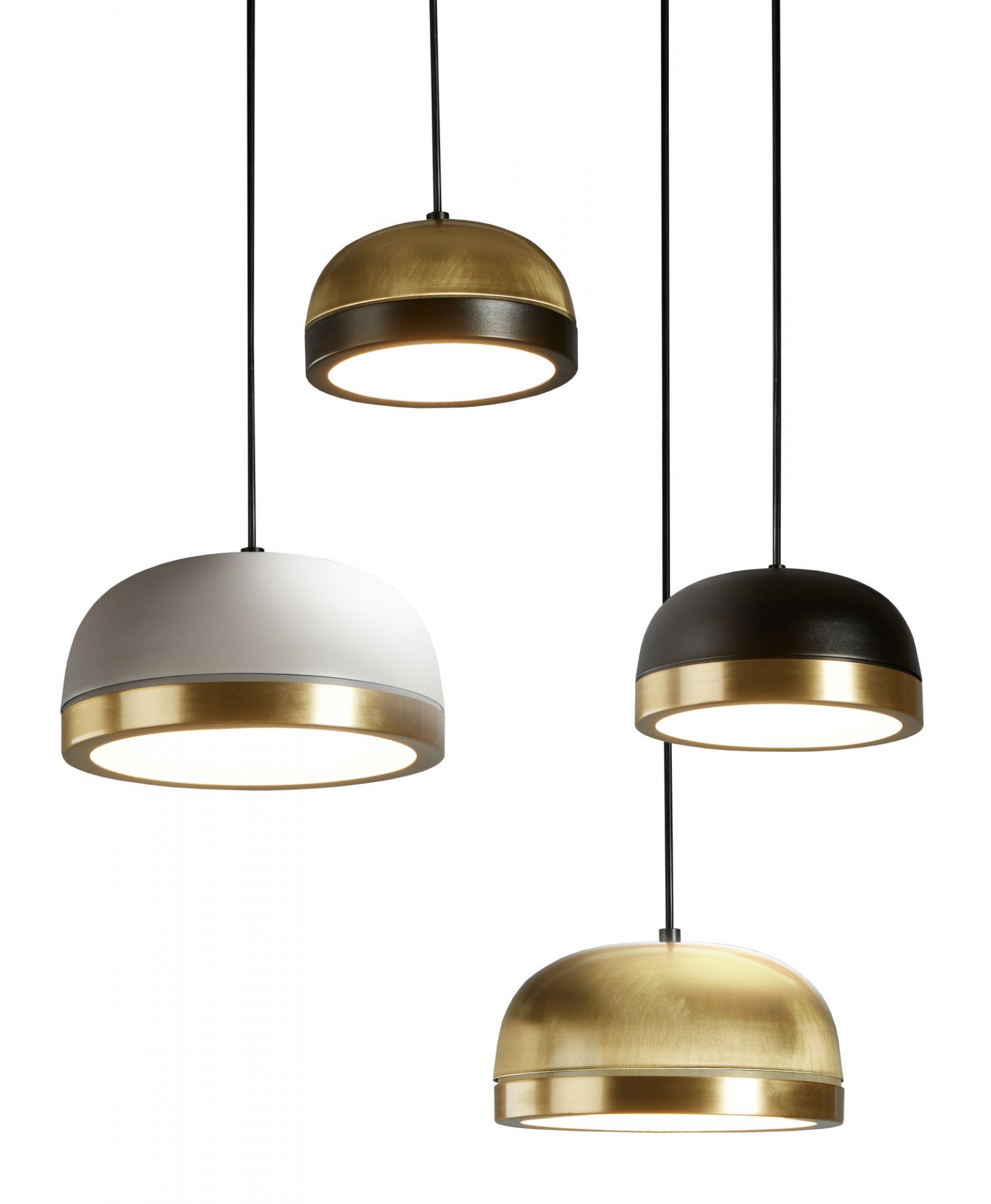 Molly Pendelleuchte von Tooy: Mehrere Hängelampen in Gold, Weiß und Schwarz mit warmem Licht.